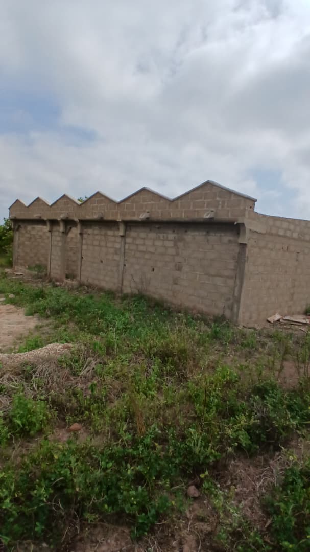 1 terrain de 600m² sur carrefour en vente à KORHOGO ( Bafimé ) à 7 Millions a revoir 